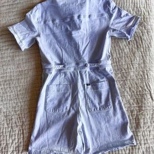 Lee short jumpsuit in a lilac color , 2 pockets on the front and 2 on the back